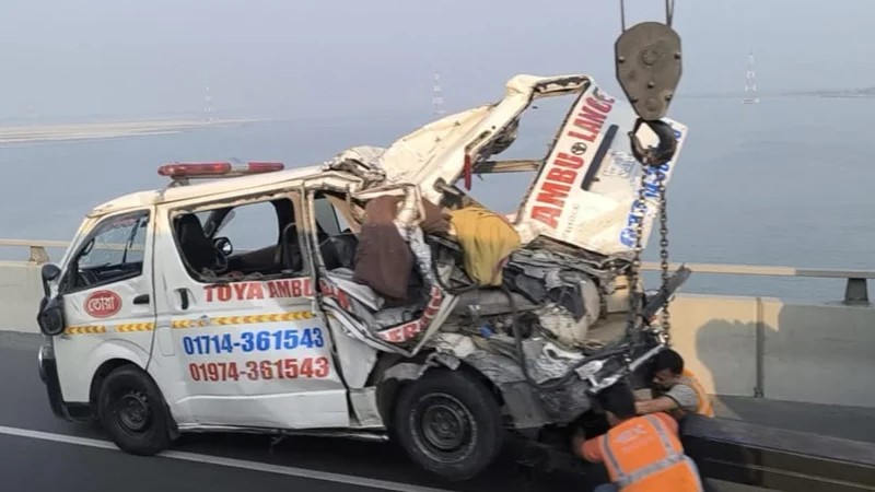 পদ্মা সেতুতে বাসের ধাক্কায় দুমড়ে-মুচড়ে গেল অ্যাম্বুলেন্স, আহত পাঁচ